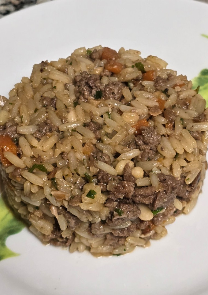 Una foto de Arroz salteado con ternera y frutos secos
