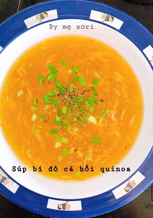 Hình của món Súp bí đỏ cá hồi quinoa.