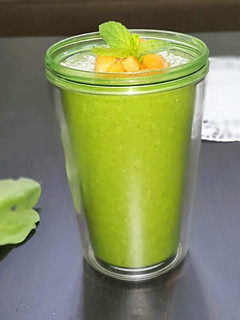 A picture of Spinach papaya smoothie.