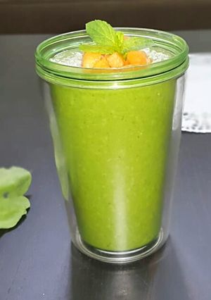 A picture of Spinach papaya smoothie.