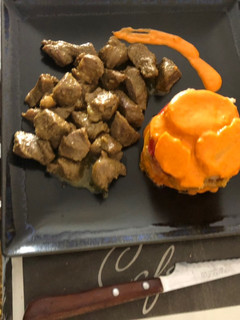 Una foto de Ternera moruna con timbal de verdura y patata cocida
