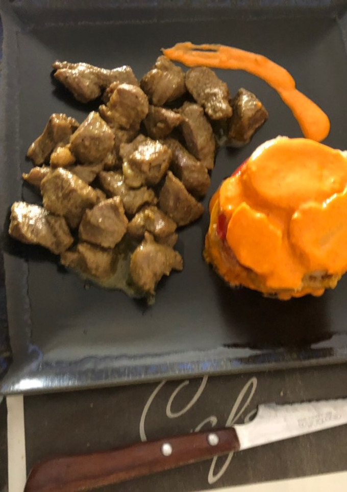 Una foto de Ternera moruna con timbal de verdura y patata cocida