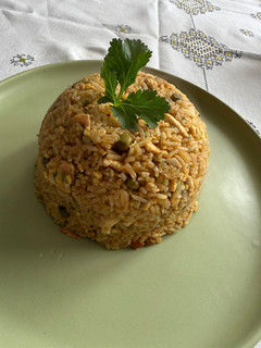 Una foto de Arroz tres delicias a mi estilo 🍚