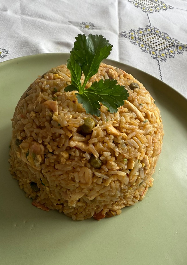 Una foto de Arroz tres delicias a mi estilo 🍚