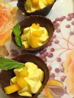 મેંગો ક્રીમ ચીઝ મુસ ચોકલેટ કપ (Mango Cream Cheese Mousse Chocolate Cup Recipe In Gujarati) રેસીપી મુખ્ય ફોટો