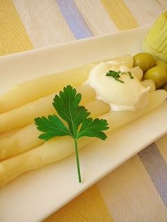 Una foto de Espárragos con mayonesa en aperitivo