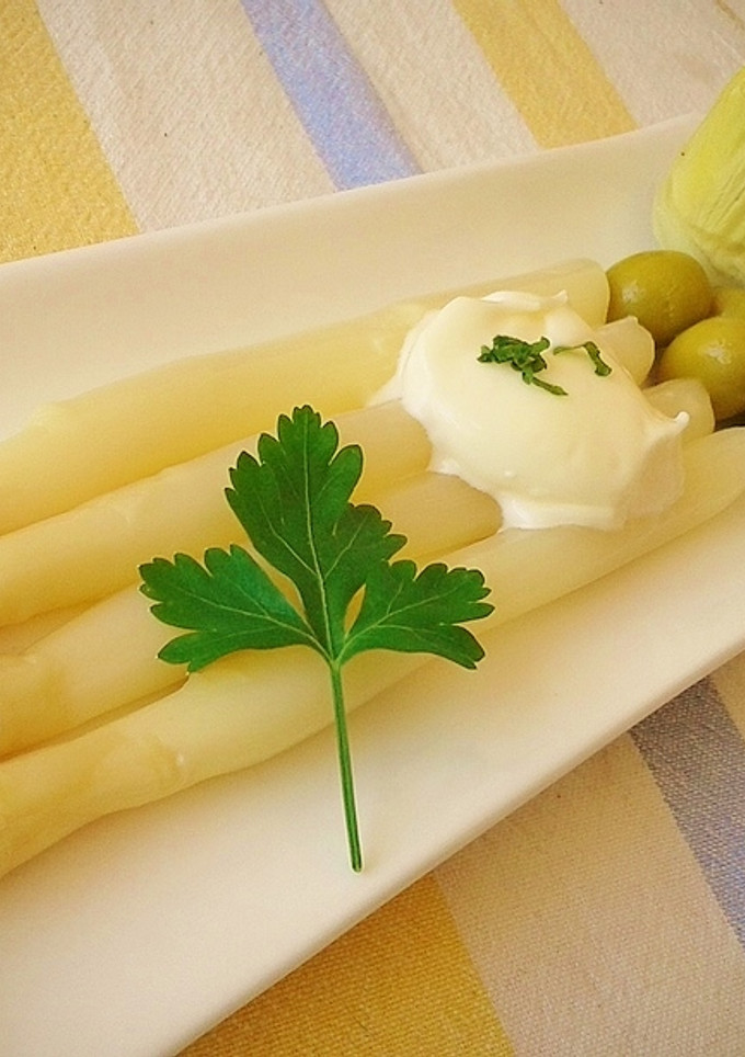 Una foto de Espárragos con mayonesa en aperitivo