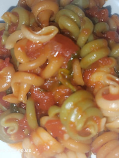 Una foto de Trottole vegetales con salsa de tomate y albahaca