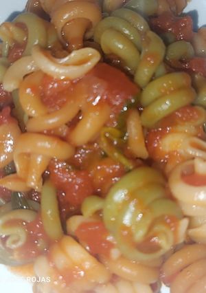 Una foto de Trottole vegetales con salsa de tomate y albahaca