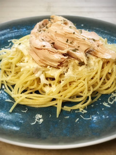Una foto de Spaghetti al limón con bonito del norte