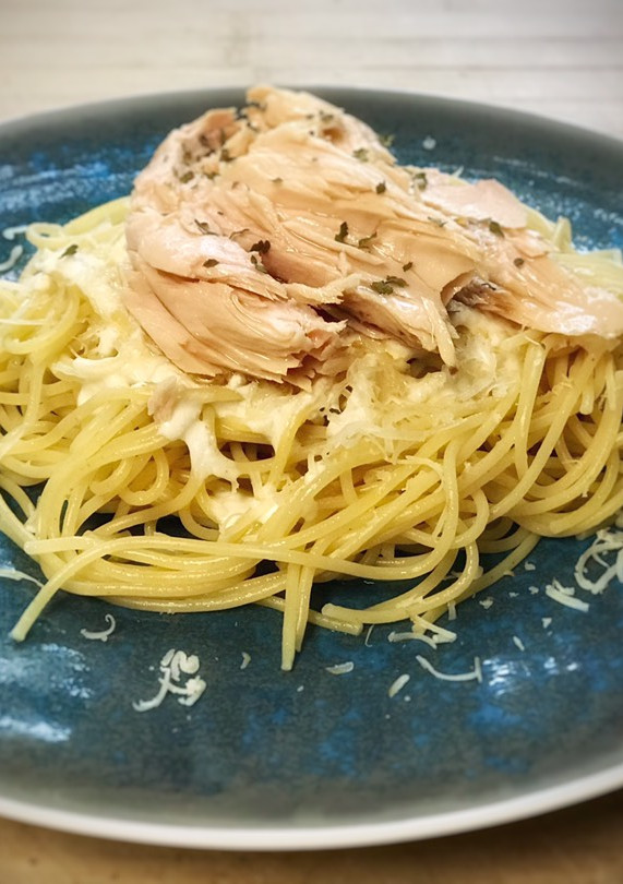 Una foto de Spaghetti al limón con bonito del norte
