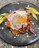 Chilaquiles rojos con huevo estrellado