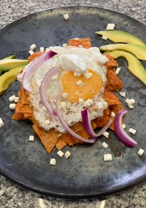 Una foto de Chilaquiles rojos con huevo estrellado