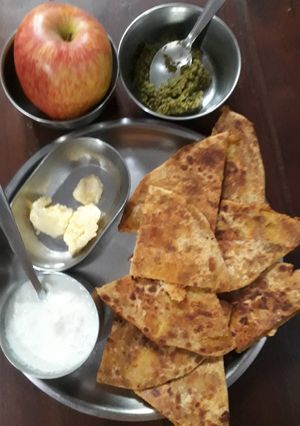 A picture of Aalu Paneer Parantha.