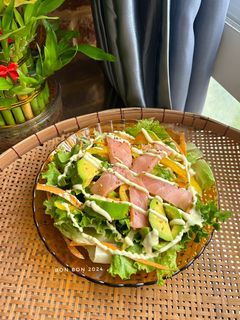Hình của món Salad Bơ Cá Hồi Xông Khói.