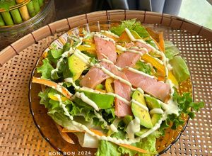 Hình của món Salad Bơ Cá Hồi Xông Khói.