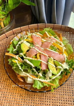 Hình của món Salad Bơ Cá Hồi Xông Khói.