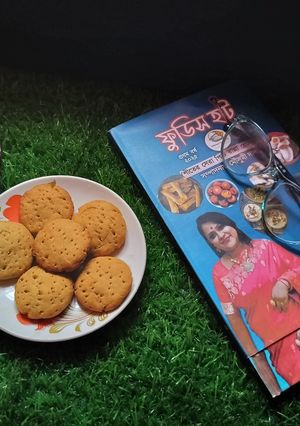 A picture of Salted cookies with milk tea.