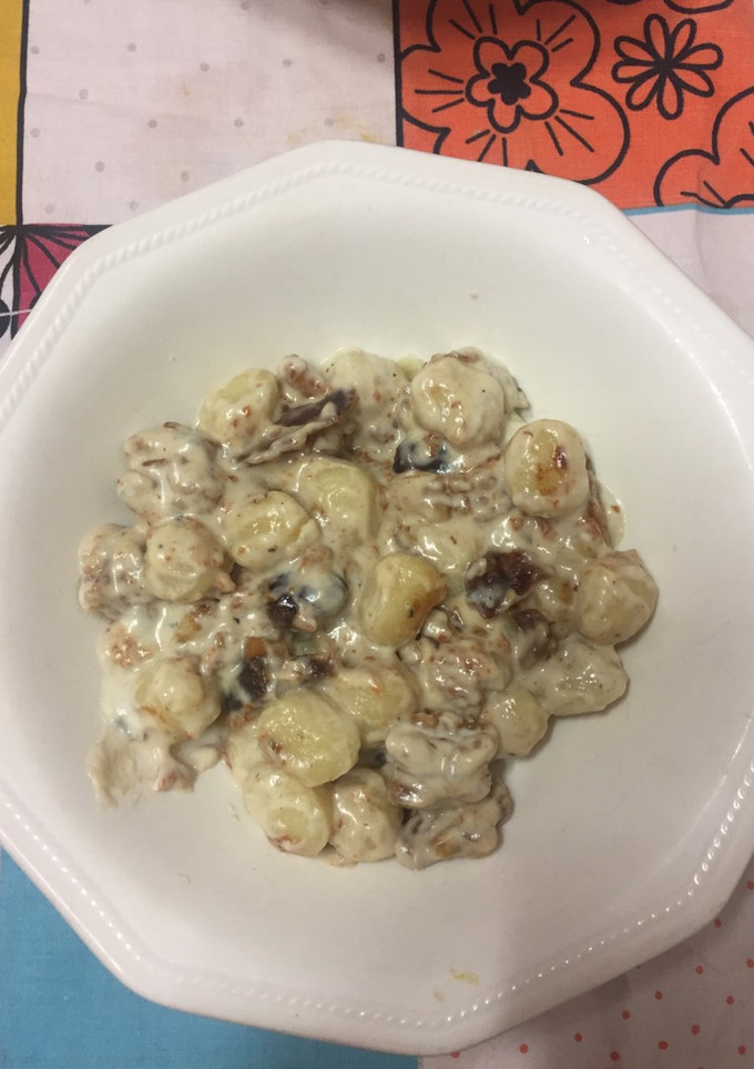 Una foto de Gnocchi de gorgonzola con nueces y dátiles