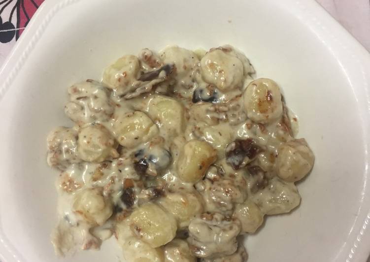 Gnocchi de gorgonzola con nueces y dátiles