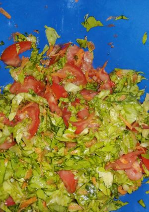 Una foto de Ensalada sana y papas fritas