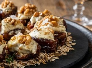 Una foto de Dátiles Rellenos de Queso Crema y Tahini
