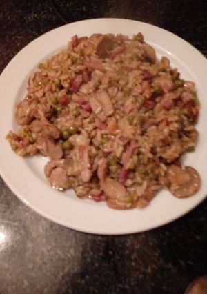 Una foto de Arroz frito con champiñones y brocon y salsa tariyaky