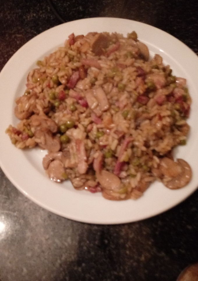 Una foto de Arroz frito con champiñones y brocon y salsa tariyaky