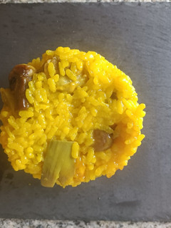 Una foto de Paella con solomillo ibérico champichones y alcachofas