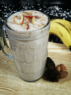 ओट्स बनाना स्मूदी (oats banana smoothie recipe in hindi) रेसिपी मुख्य फोटो