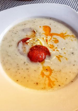 Melengető zöldségkrémleves kolbászchipssel és reszelt sajttal recept fotója