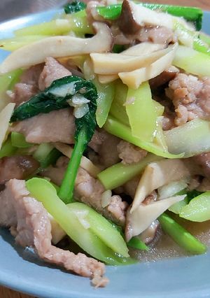 รูปของ ผัดต้นคะน้าเห็ดออรินจิหมูนุ่ม