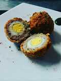 Huevo de Codorniz con crocante de cerdo rebozado con achira