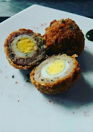 Una foto de Huevo de Codorniz con crocante de cerdo rebozado con achira