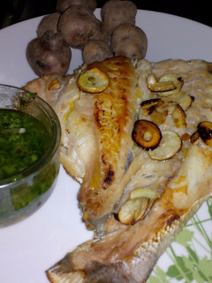 Una foto de Pescado a la espalda con papas Canarias y mojo verde