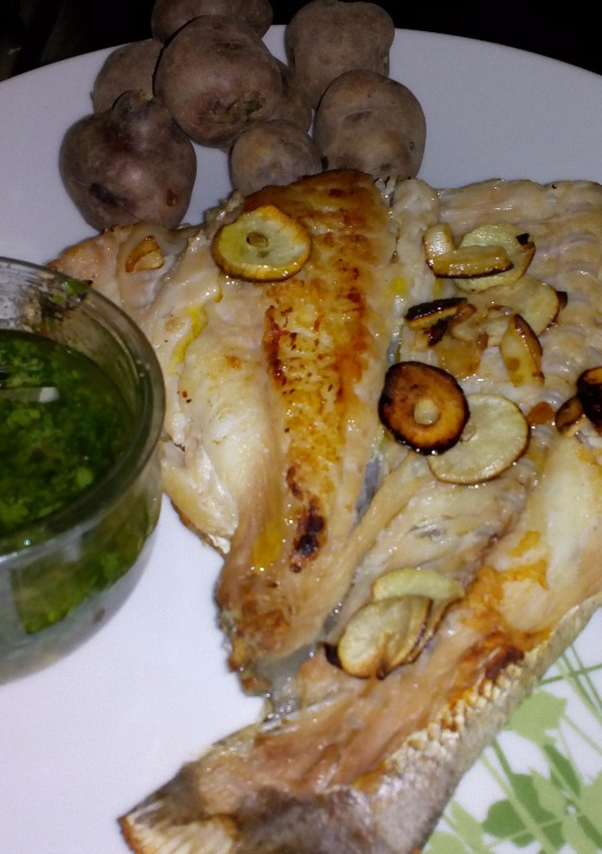 Una foto de Pescado a la espalda con papas Canarias y mojo verde