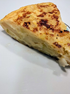 Una foto de Tortilla de calabacín, patata y cebolla