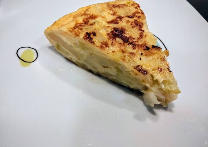 Foto principal de Tortilla de calabacín, patata y cebolla