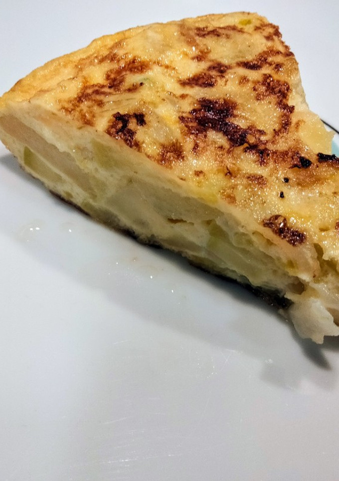 Una foto de Tortilla de calabacín, patata y cebolla