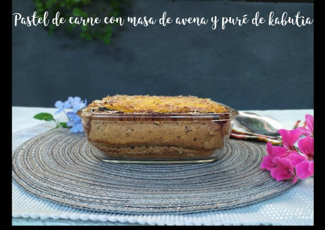 Pastel de carne con masa de avena y puré de kabutia