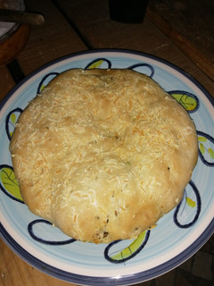 Una foto de Fugazza de Aceitunas verdes y Cebolla caramelizada