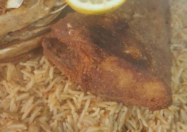 سمك مقلي مع ارز بالتمر الهندي