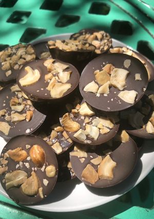 Una foto de Tabletitas de chocolate con castañas 🤪🤪