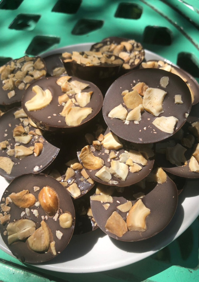 Una foto de Tabletitas de chocolate con castañas 🤪🤪