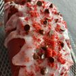 Budín Red Velvet con chips de chocolate