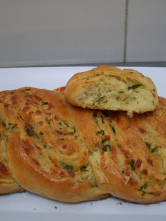 Una foto de Pan con ajo, perejil y queso