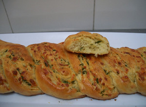 Una foto de Pan con ajo, perejil y queso