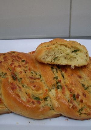 Una foto de Pan con ajo, perejil y queso