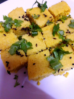 குஜராத்தி டோக்ளா (Gujarati Dokla Recipe in Tamil) செய்முறை முக்கிய புகைப்படம்