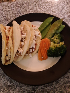 Una foto de Taquitos de papa con chorizo y vegetales 😋